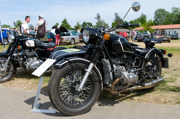 PAAREN IM GLIEN, GERMANIA - 26 MAGGIO: La moto con sidecar Ural Retro, "The oldtimer show" in MAFZ, 26 maggio 2012 in Paaren im Glien, Germania — Foto Stock