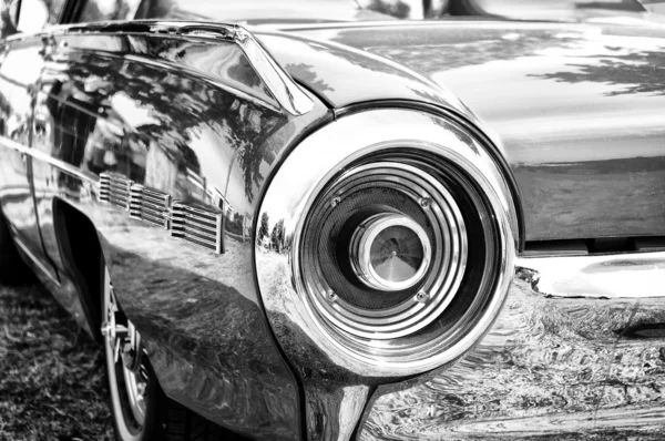 PAAREN IM GLIEN, GERMANY - MAY 26: A fragment of the car Ford Thunderbird (Black and White), "The oldtimer show" in MAFZ, May 26, 2012 in Paaren im Glien, Germany — Stock Photo, Image