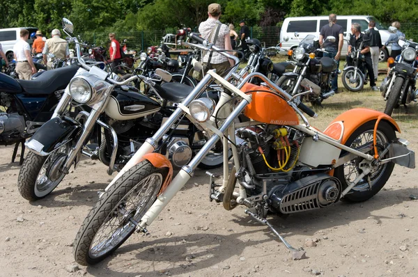 PAAREN IM GLIEN, ALEMANHA - MAIO 26: Motocicleta Harley-Davidson Electra Glide e Harley-Davidson Chopper, "The oldtimer show" em MAFZ, 26 de maio de 2012 em Paaren im Glien, Alemanha — Fotografia de Stock