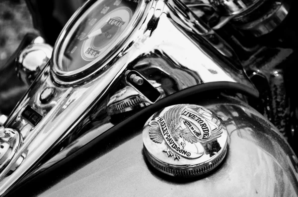 Paaren イム glien、ドイツ - 5 月 26 日: ダッシュ ボードと燃料タンク カバー オートバイ ハーレーダビッドソン (黒と白)、mafz で「クラシックカー ショー」2012 年 5 月 26 日 paaren イム glien、ドイツで — ストック写真