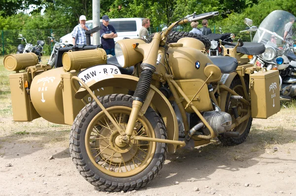 PAAREN IM GLIEN, GERMANY - 26 мая: Военные мотоциклы BMW R75, "The oldtimer show" в МАФЗ, 26 мая 2012 года в Paaren im Glien, Германия — стоковое фото