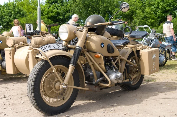 PAAREN IM GLIEN, GERMANY - 26 мая: Военные мотоциклы BMW R75, "The oldtimer show" в МАФЗ, 26 мая 2012 года в Paaren im Glien, Германия — стоковое фото