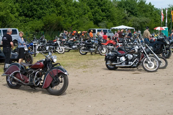 PAAREN IM GLIEN, TYSKLAND - MAJ 26: Diverse motorcykler Harley-Davidson, "The oldtimer show" i MAFZ, 26. maj 2012 i Paaren im Glien, Tyskland - Stock-foto