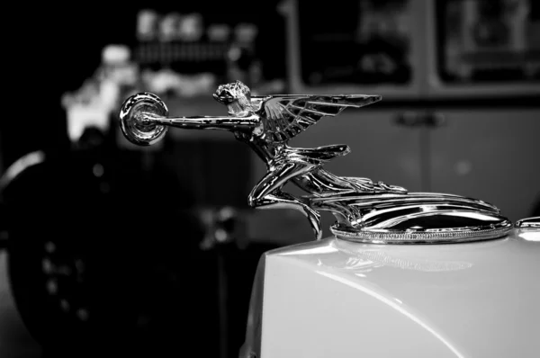 PAAREN IM GLIEN, GERMANIA - 26 MAGGIO Emblema dell'auto Packard, dea della velocità. The oldtimer show in MAFZ, 26 maggio 2012 in Paaren im Glien, Germania — Foto Stock