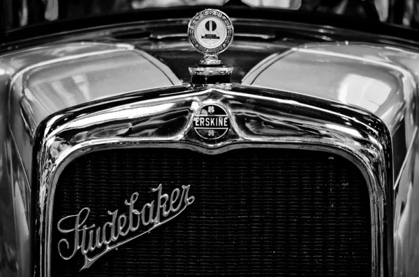 PAAREN IM GLIEN, GERMANY - 26 мая: Emblem Erskine Model 51 Sedan, "The oldtimer show" in MAFZ, 26 мая 2012 in Paaren im Glien, Germany — стоковое фото