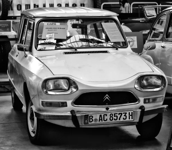 Paaren im glien, Německo - 26. května: automobily Citroën ami 8 break (černo bílá), "oldtimer show" v mafz, květen 26, 2012 v paaren im glien, Německo — Stock fotografie