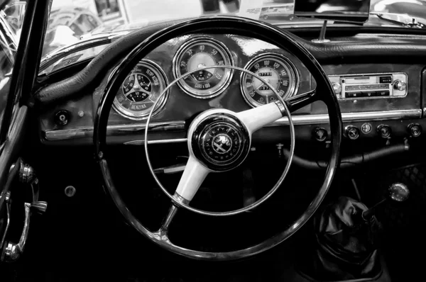 PAAREN IM GLIEN, ALEMANIA - 26 DE MAYO: Cab Alfa Romeo Giulietta Sprint Speciale (Blanco y Negro), "The oldtimer show" en MAFZ, 26 de mayo de 2012 en Paaren im Glien, Alemania — Foto de Stock