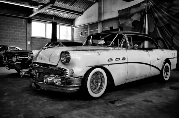 PAAREN IM GLIEN, ALLEMAGNE - 26 MAI : Cars Buick Special 1956 (Noir et Blanc), "The oldtimer show" dans MAFZ, 26 mai 2012 à Paaren im Glien, Allemagne — Photo