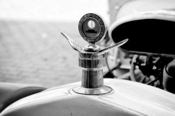 PAAREN IM GLIEN, GERMANY - MAY 26: Boyce Motometer thermostat in the form of car emblem (Black and White), "The oldtimer show" in MAFZ, May 26, 2012 in Paaren im Glien, Germany — Stock Photo, Image