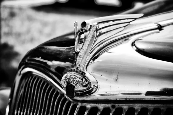 PAAREN IM GLIEN, GERMANY - MAY 26: The emblem of the car Ford Model 48 (V8) Special, Black and White, "The oldtimer show" in MAFZ, May 26, 2012 in Paaren im Glien, Germany — Stock Photo, Image