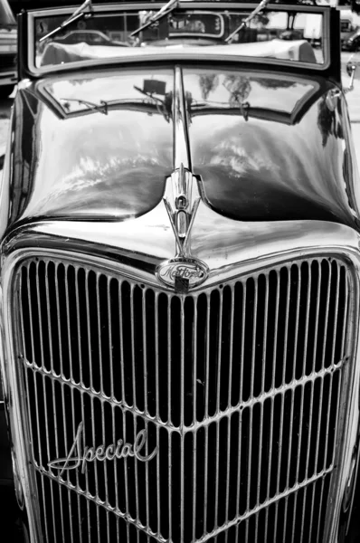 Paaren im glien, Německo - 26. května: fragment automobilu ford model 48 (v8) speciální, černá a bílá, "oldtimer show" v mafz, květen 26, 2012 v paaren im glien, Německo — Stock fotografie