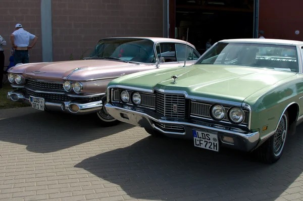 PAAREN IM GLIEN, GERMANIA - 26 MAGGIO: Cars Cadillac Coupe deVille and Ford LTD, "The oldtimer show" in MAFZ, 26 maggio 2012 in Paaren im Glien, Germania — Foto Stock