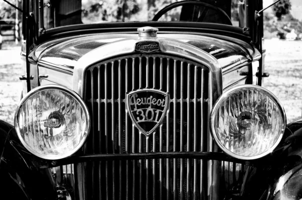 PAAREN IM GLIEN, GERMANY - MAY 26: Radiator cooling and headlights car Peugeot 301 (Black and White), "The oldtimer show" in MAFZ, May 26, 2012 in Paaren im Glien, Germany — Stock fotografie