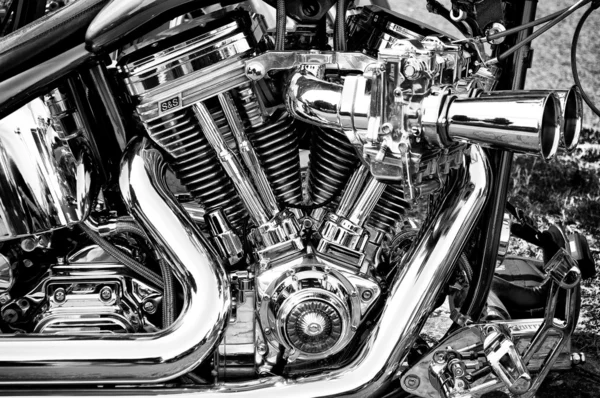 PAAREN IM GLIEN, GERMANY - MAY 26: Twin Cam 96 engine, motorcycle Harley-Davidson FXDB Street Bob (Black and White), "The oldtimer show" in MAFZ, May 26, 2012 in Paaren im Glien, Germany — Stock Photo, Image