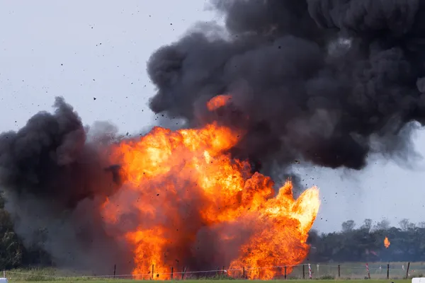 Explosie met vliegende puin — Stockfoto