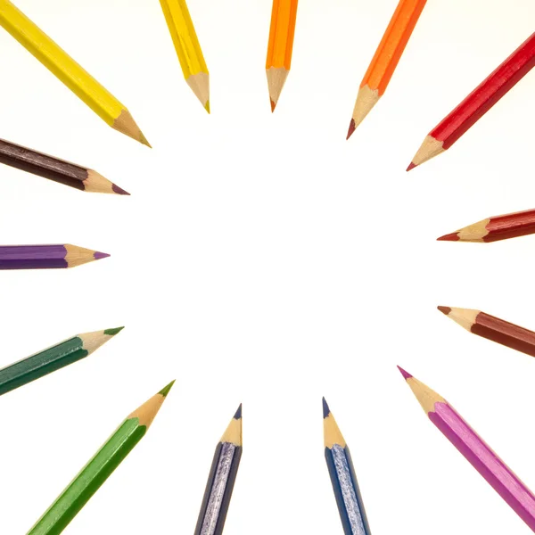 색상환 색깔로 배열되어 있는 색연필 — 스톡 사진