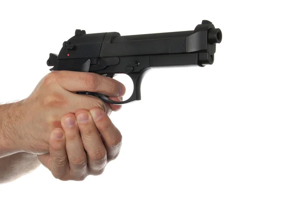 Две руки держат пистолет с пальцем на курке — стоковое фото