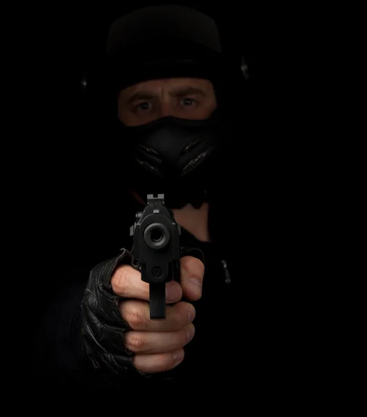 武装的刺客与摩托车头盔瞄准入照相机 — 图库照片
