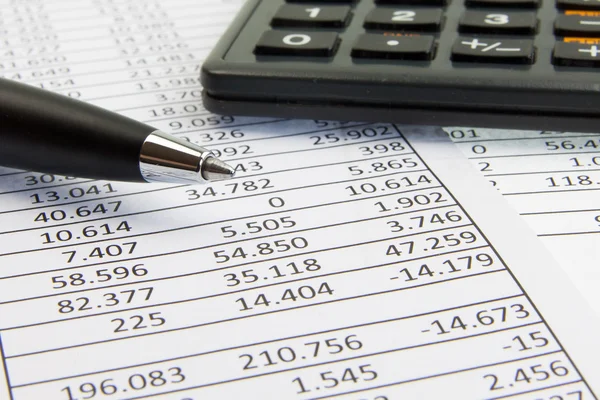 Calculadora e caneta em papéis financeiros — Fotografia de Stock