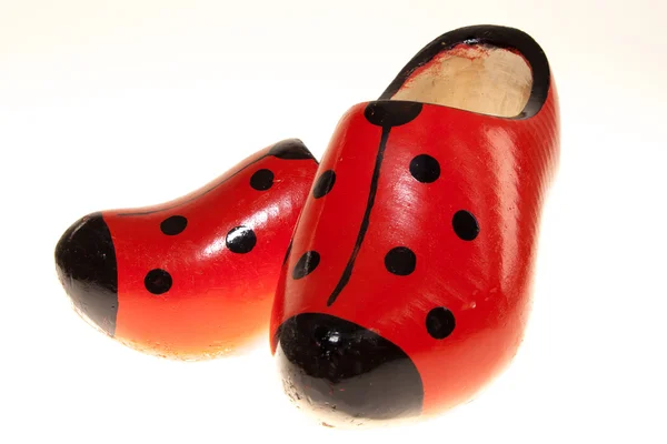 Chaussures en bois rouge à pois noirs — Photo