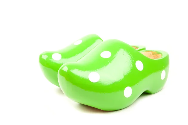 Zielone buty drewniane białe kropki na białym tle — Zdjęcie stockowe