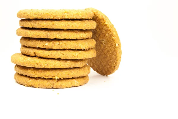 Staplade fullkorn cookies på vit bakgrund — Stockfoto