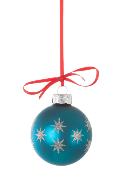 Modrý vánoční koule visící na červenou stužku — Stock fotografie