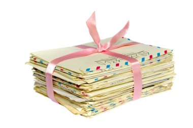 eski beyaz izole pembe kurdele ile gümrüklü letter yığını