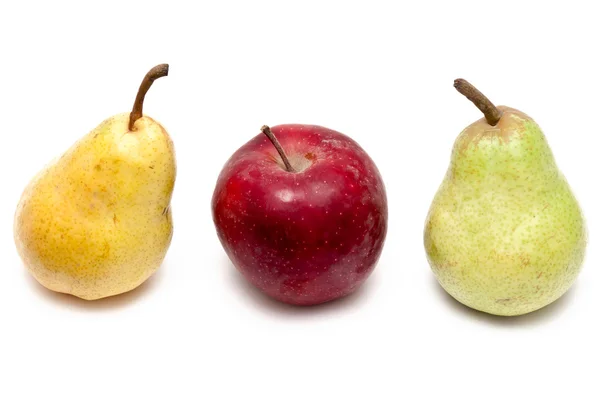 Manzanas rojas, peras amarillas y verdes — Foto de Stock