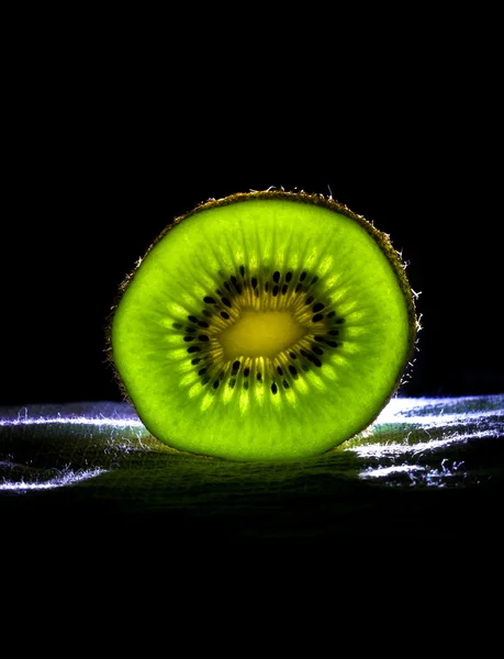 Rebanada de kiwi con contraluz — Foto de Stock