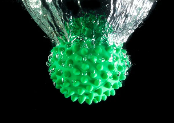 Bola verde con picos . —  Fotos de Stock