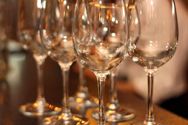 庆祝活动表上的香槟杯 免版税图库图片
