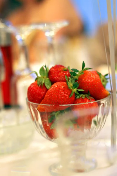 Fresas rojas maduras en una taza de vidrio — Foto de Stock