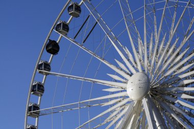 Mavi gökyüzü arka planda izole dev tekerlek