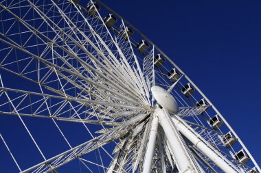 Mavi gökyüzü arka planda izole dev tekerlek