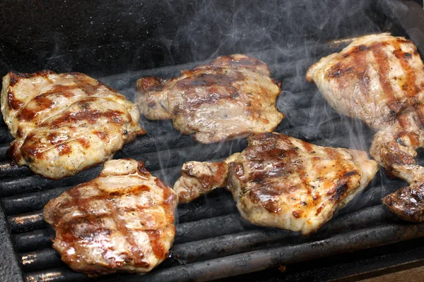Steakfleisch auf Grill — Stockfoto