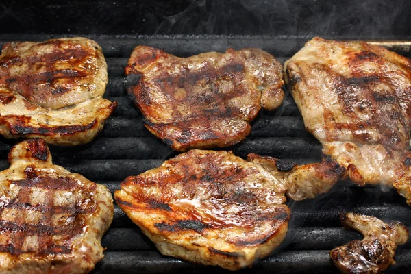 Steakfleisch auf Grill — Stockfoto