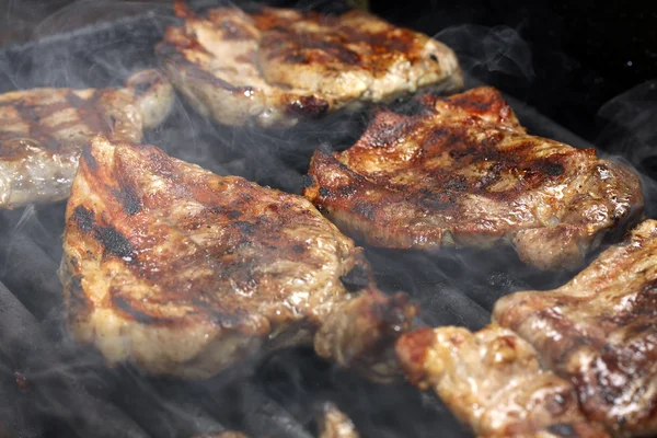 Biefstuk vlees op BBQ- — Stockfoto