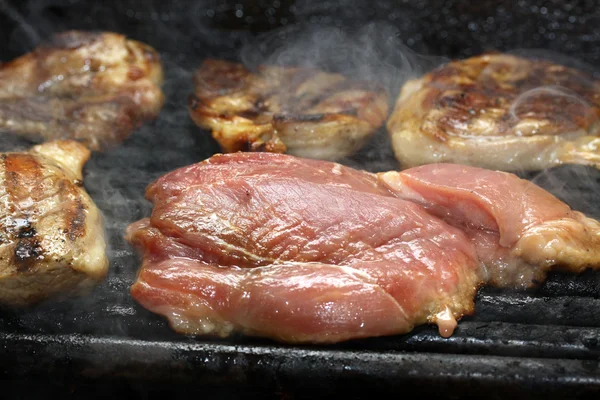 Стейк м'ясо на барбекю — стокове фото