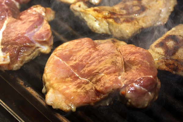 Стейк м'ясо на барбекю — стокове фото