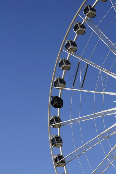 Гігантським колесо ізольовані фоні синього неба — стокове фото