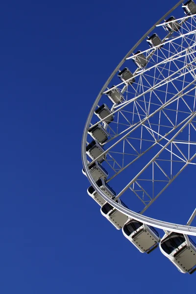 Roue géante isolée en fond de ciel bleu — Photo