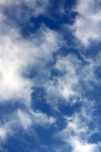 Błękitne niebo z chmurami — Zdjęcie stockowe