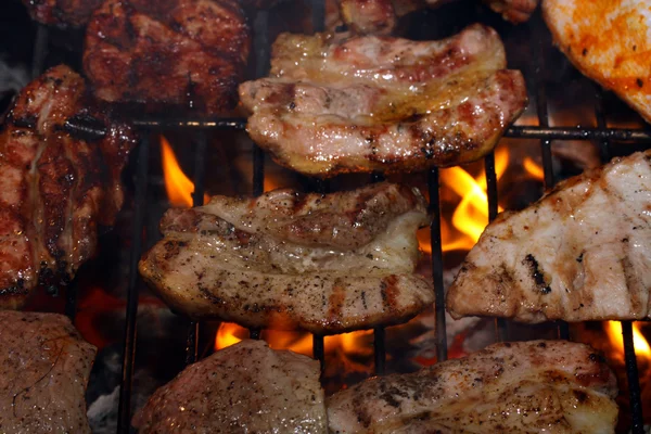 Carne de bife no churrasco — Fotografia de Stock