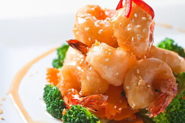 Battered king prawns on a bed of steamed broccoli — Stock Photo, Image