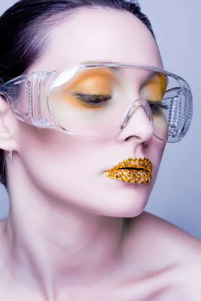 Mladá Kavkazský žena s zlaté módní makeup Stock Obrázky