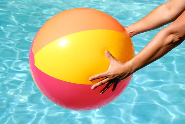 Пляжный мяч над бассейном — стоковое фото