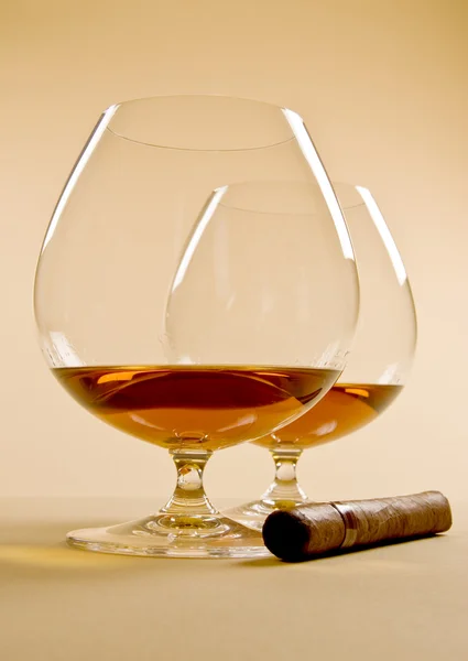 Brandy y cigarro —  Fotos de Stock
