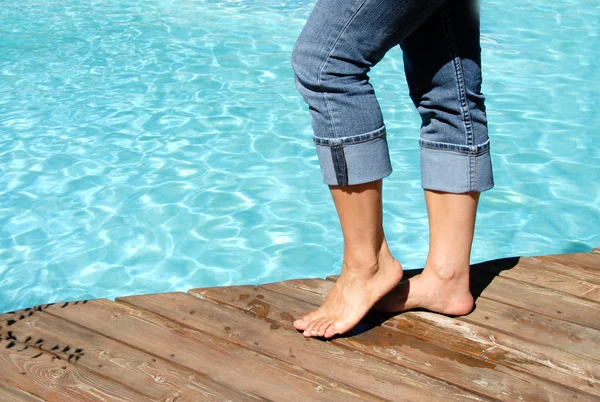 Bosé nohy u bazénu — Stock fotografie