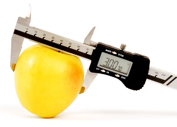 Messung eines Apfels mit einem Mikrometer — Stockfoto